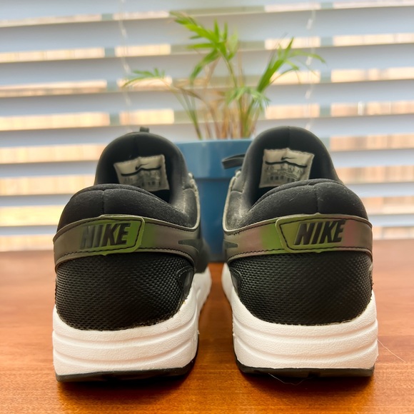 Nike Girls Air Max Zero SE: Green Holographic - Picture 3 of 3